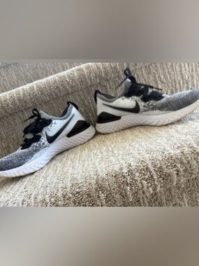 Nike Women’s Epic React Flyknit 2 Oreo Running Shoes Sneakers Size 8.5